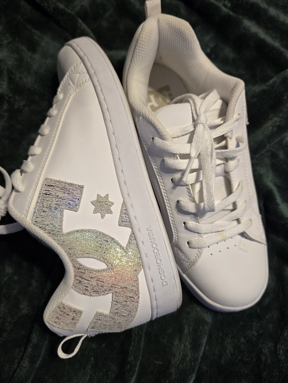 DC Women’s Court Graffik White Metallic Silver Skate Shoes Size 8.5